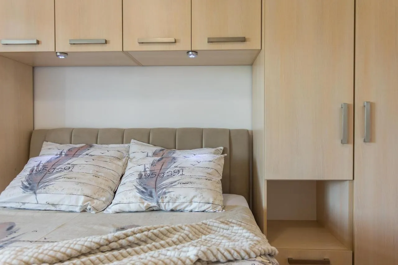 Apartman E&T **** بولا 0*,